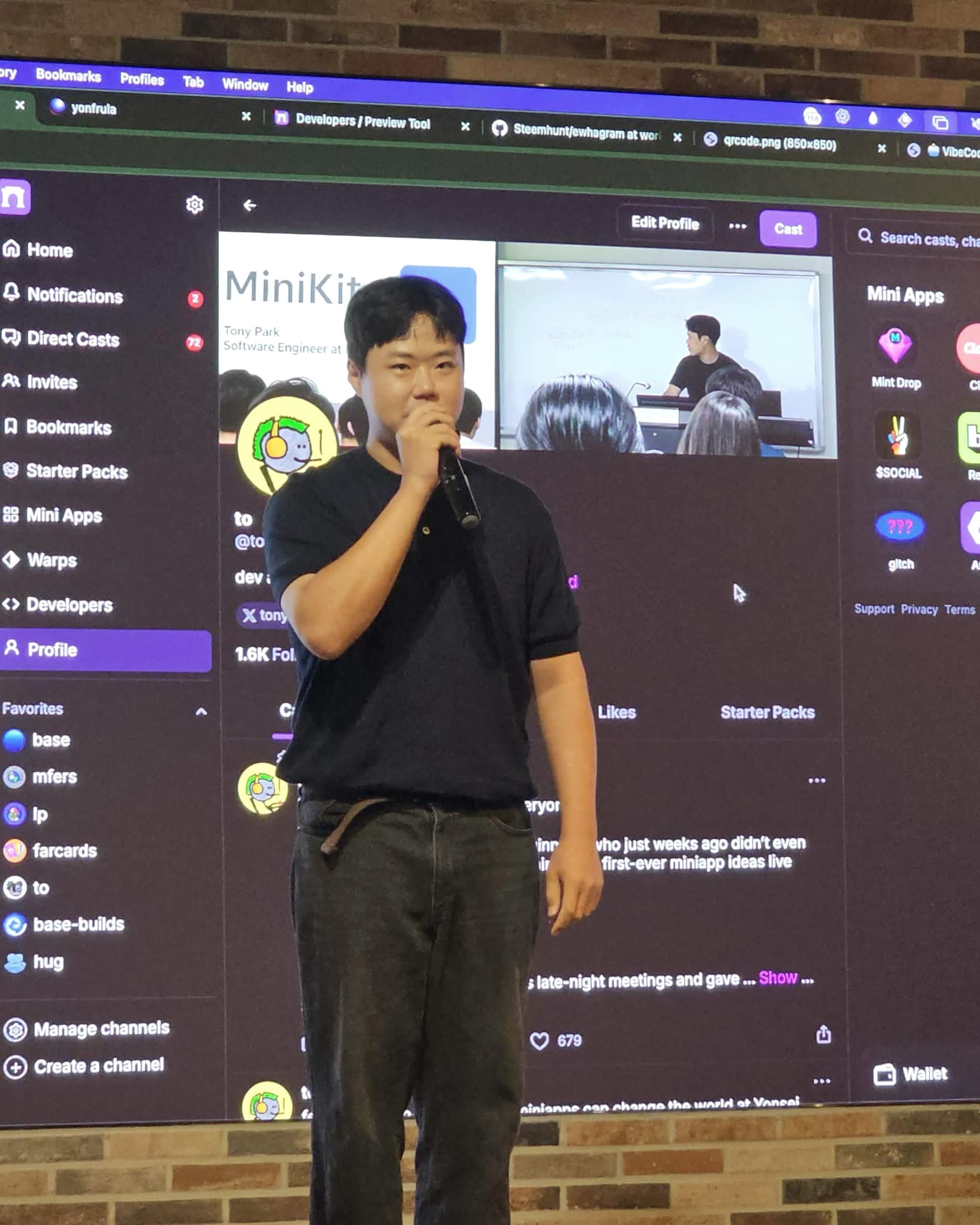 Tony Park leading an EWHA-CHAIN MiniKit workshop